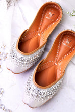 Load image into Gallery viewer, (Pre Order) Ayna Juttis