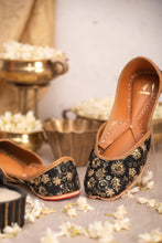 Load image into Gallery viewer, (Pre Order) Abeera Juttis