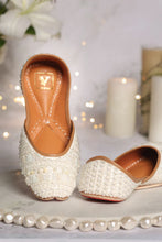 Load image into Gallery viewer, (Pre Order) Nooriya juttis