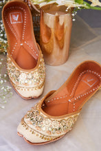 Load image into Gallery viewer, (Pre Order) Roshani Juttis