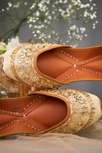 Load image into Gallery viewer, (Pre Order) Roshani Juttis