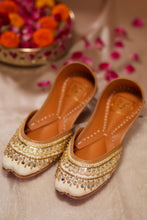 Load image into Gallery viewer, (Pre Order) Zunaira Juttis