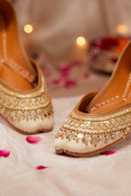 Load image into Gallery viewer, (Pre Order) Zunaira Juttis