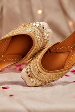 Load image into Gallery viewer, (Pre Order) Zunaira Juttis