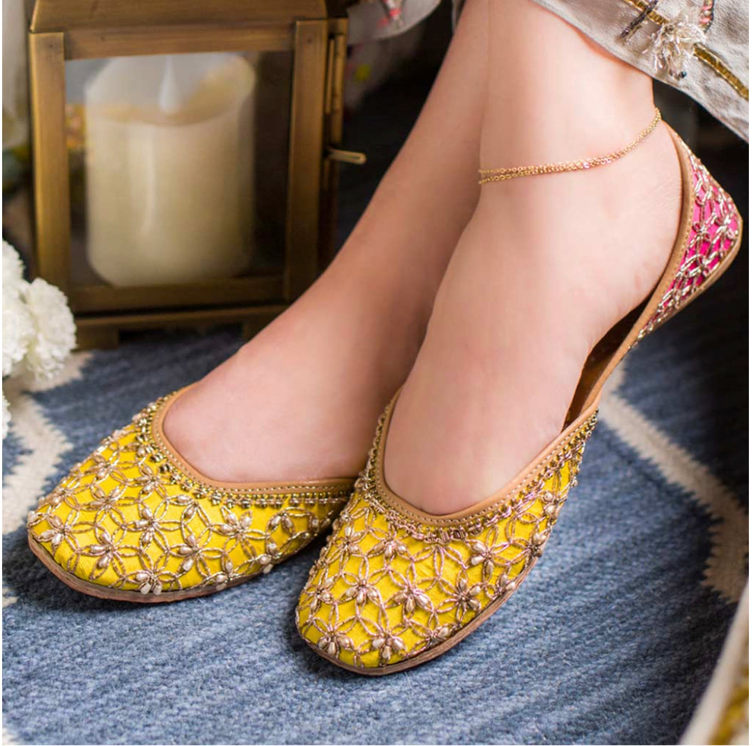 (Pre Order) Happy Go Lucky : Juttis